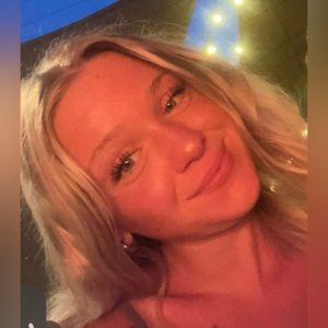 Meet your Posher, Becca